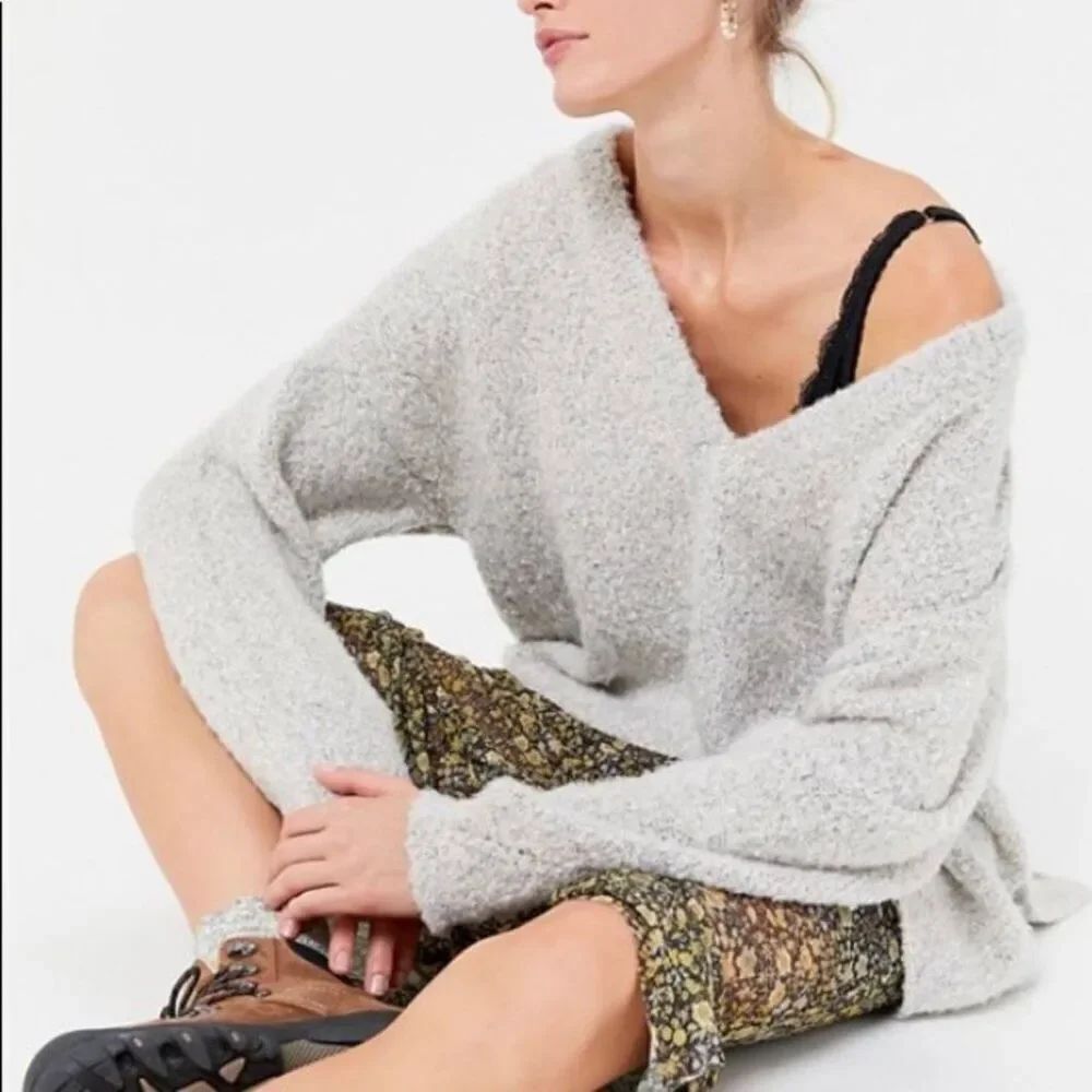 Urban Outfitters Rosie Cozy V-Neck Pullover Side Vent Sweater Size Large